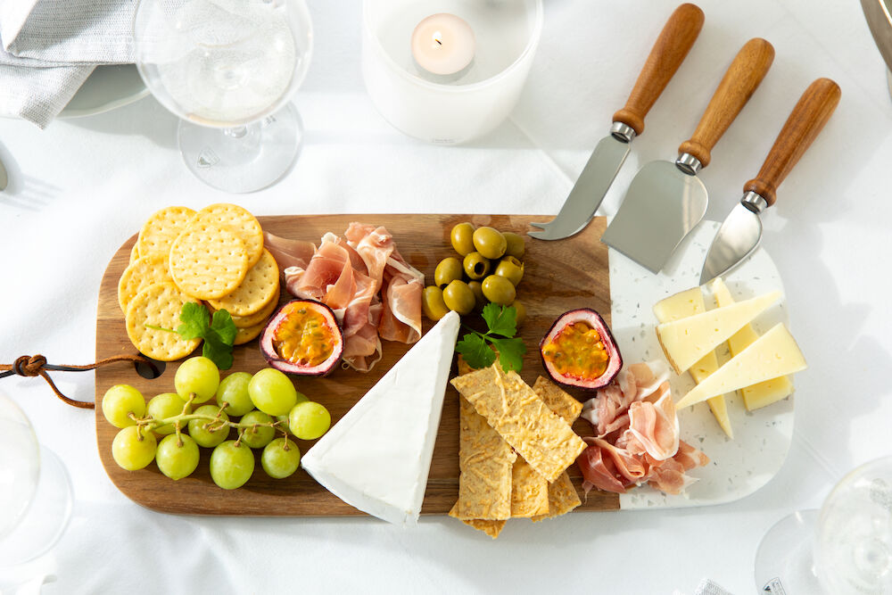Ostbricka med tre knivar - Akacia