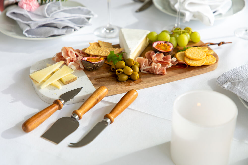 Ostbricka med tre knivar - Akacia